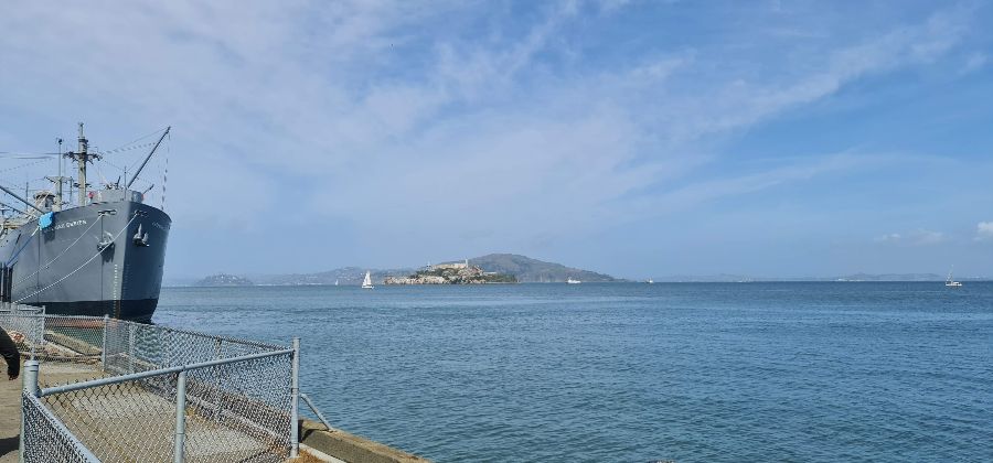 바다를 배경으로 정박되어 있는 USS 판파니토 잠수함