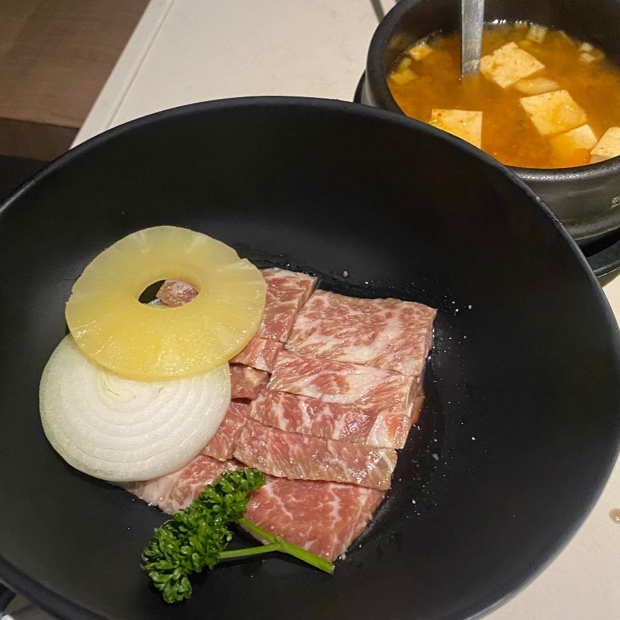 소고기와 곁들여 나오는 파인애플, 양파