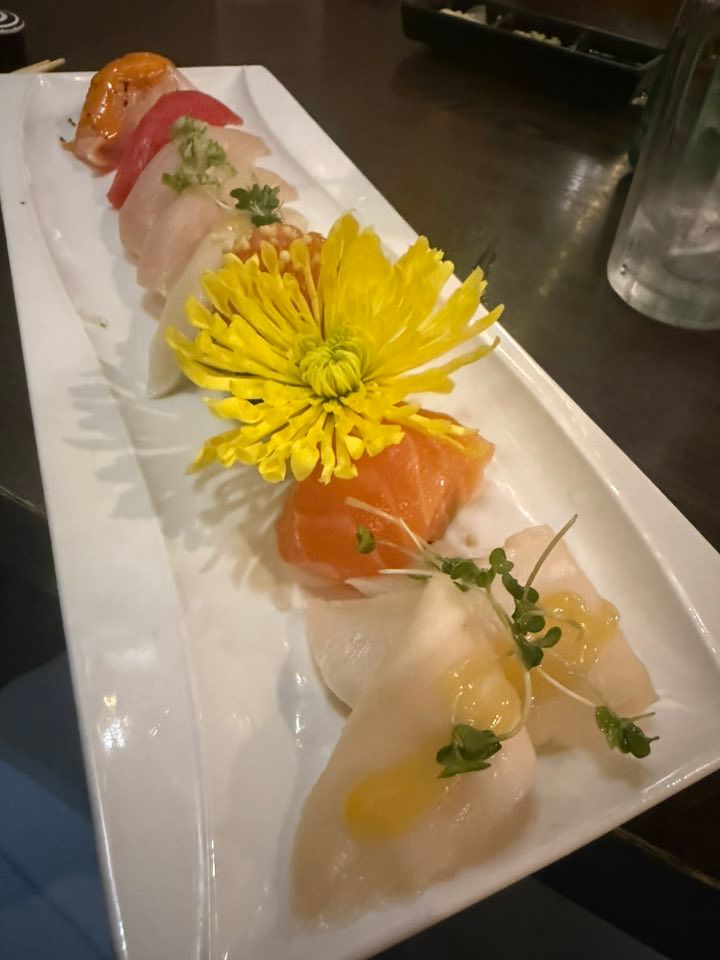 화려한 플레이팅의 사시미 모듬