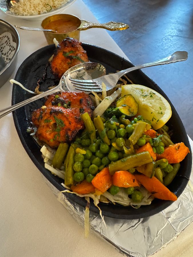 탄두리 치킨과 신선한 채소의 조화