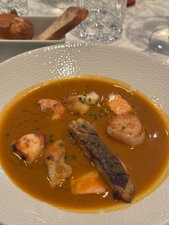 신선한 해산물이 가득한 부야베스