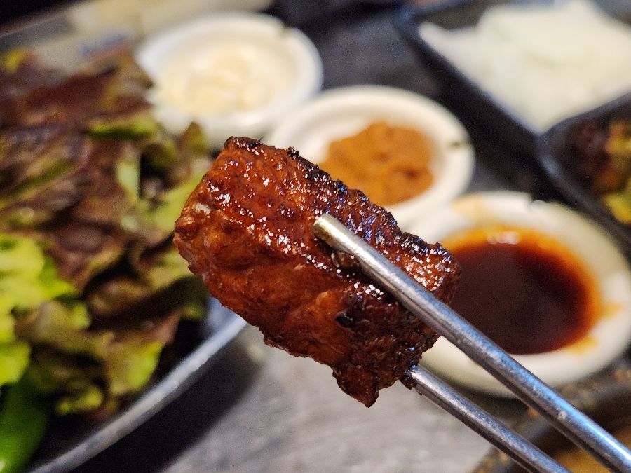 윤기가 흐르는 목살 불고기 한 점