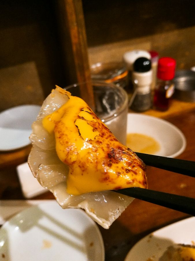 젓가락으로 집은 치즈 만두