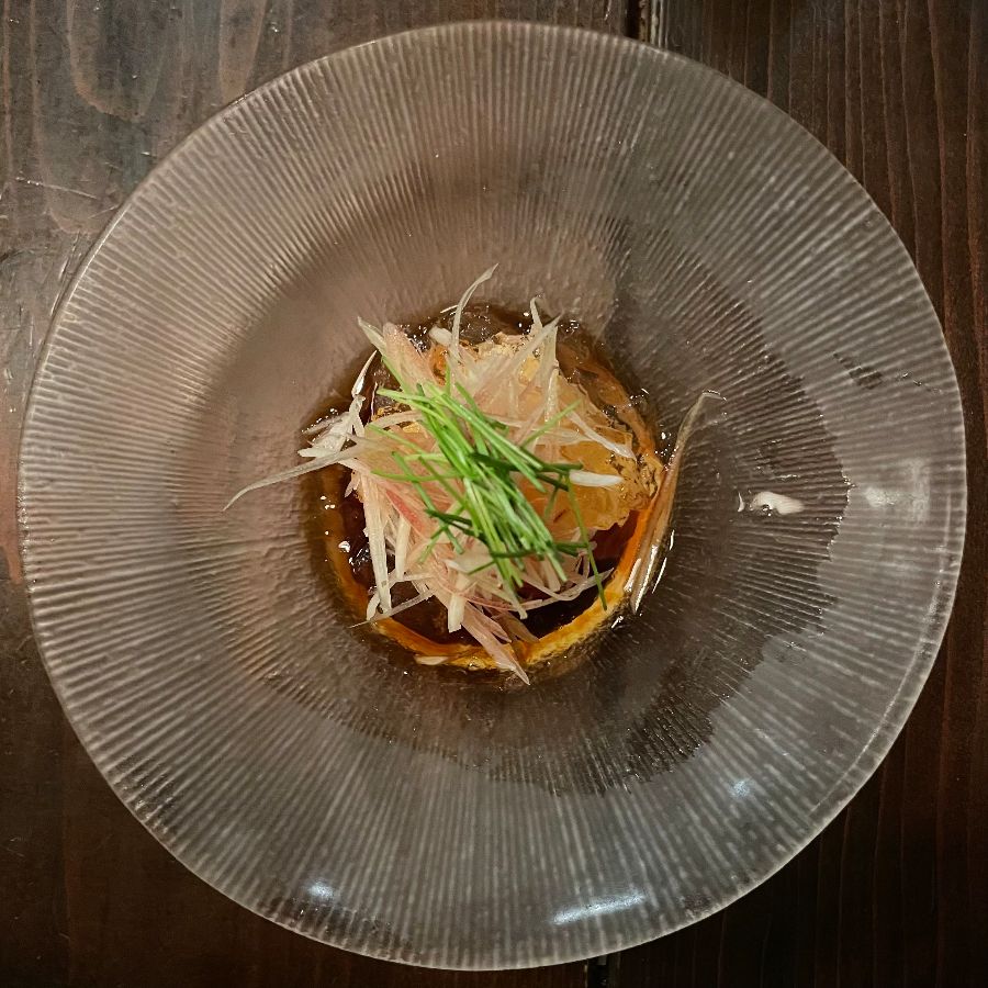 투명한 접시에 담긴 정갈한 요리