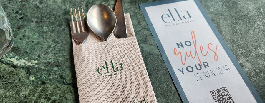 Ella Sky Bar의 세련된 테이블 세팅