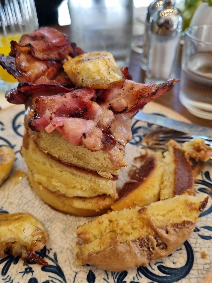 캐러멜라이즈드 바나나 베이컨 팬케이크