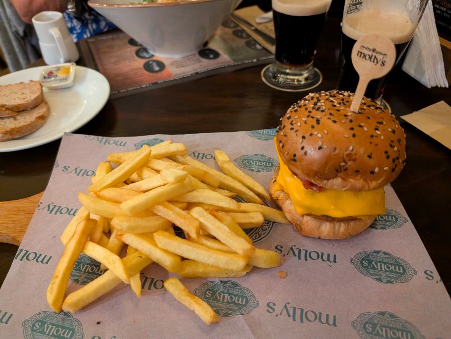 베이컨 체다 버거와 감자튀김