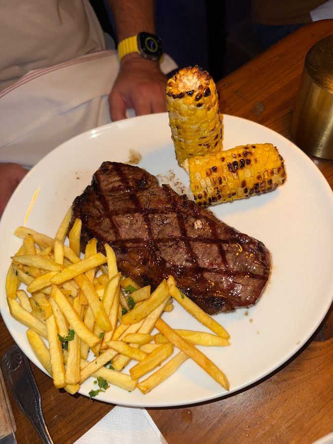 스테이크와 옥수수, 감자튀김