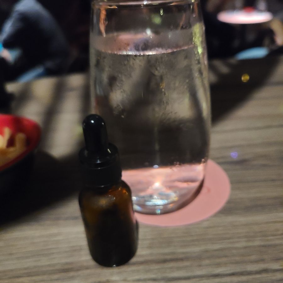 물과 함께 제공되는 작은 병