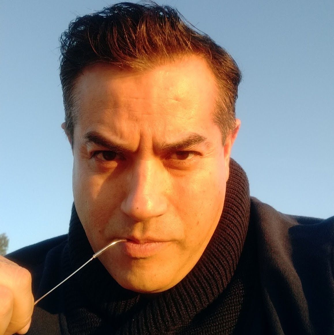 미소짓는 사람 (재미를 위한 연출)