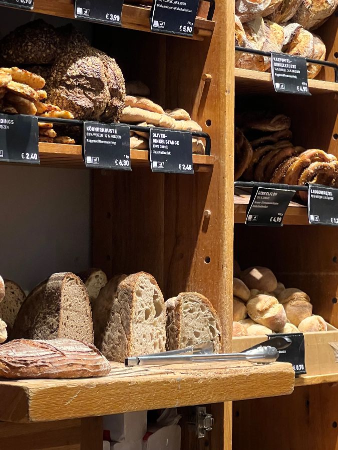 다양한 빵들이 진열된 쇼케이스