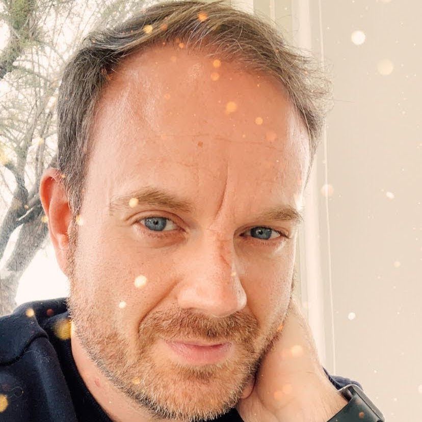 친절한 미소를 짓고 있는 직원