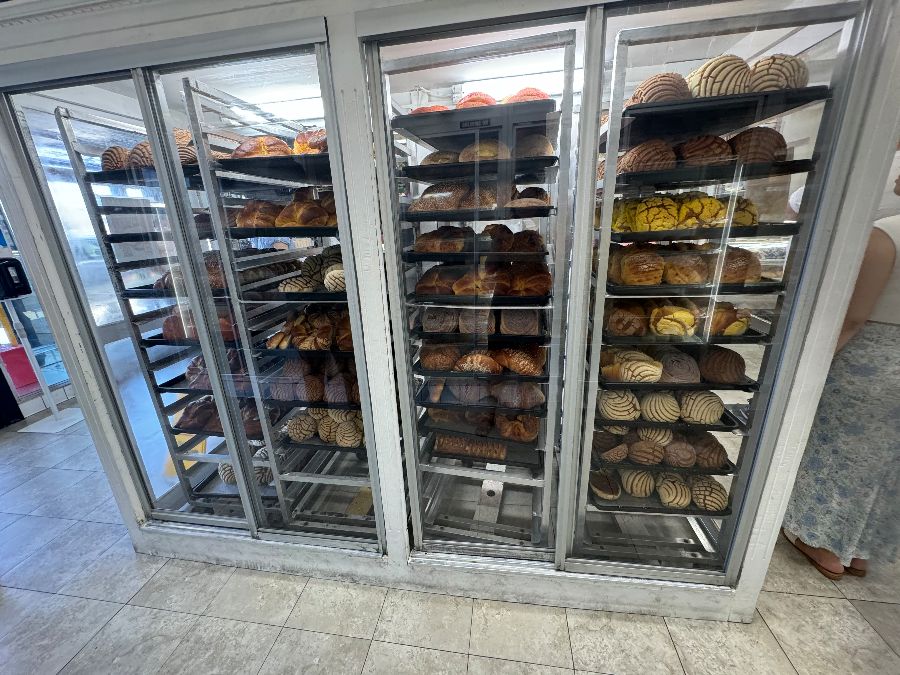 다양한 빵이 진열된 쇼케이스