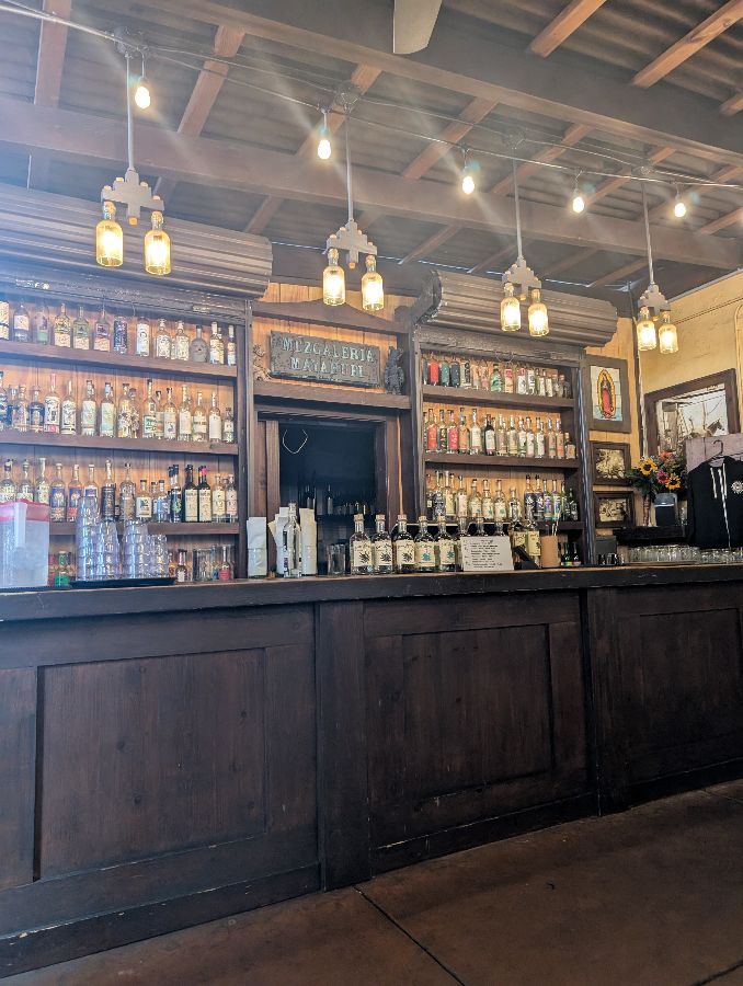 칸티나 마야후엘 바 테이블