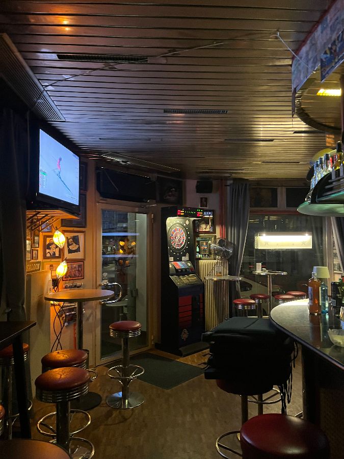 셰리프 바 내부, 은은한 조명과 음악이 어우러진 공간