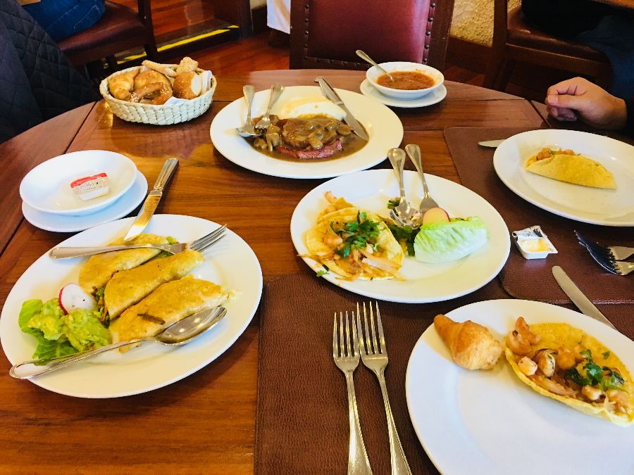 다양한 메뉴가 차려진 테이블