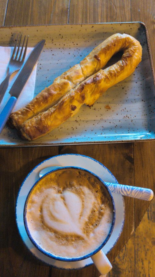 하트 모양 라떼 아트가 인상적인 커피와 뵈렉