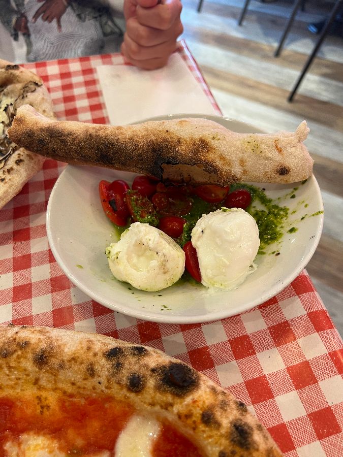 피자와 함께 제공된 신선한 재료