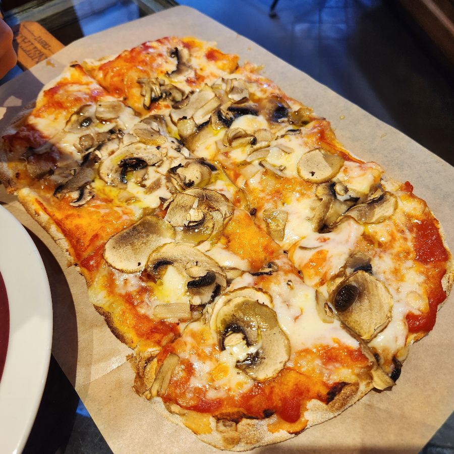 다양한 토핑이 올라간 핀사 피자