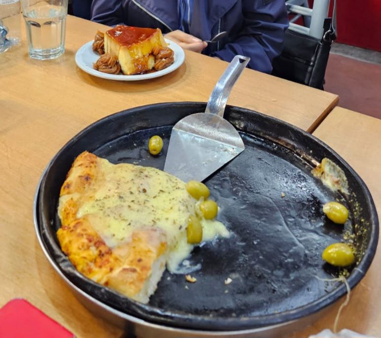 피자와 디저트가 함께 놓인 테이블