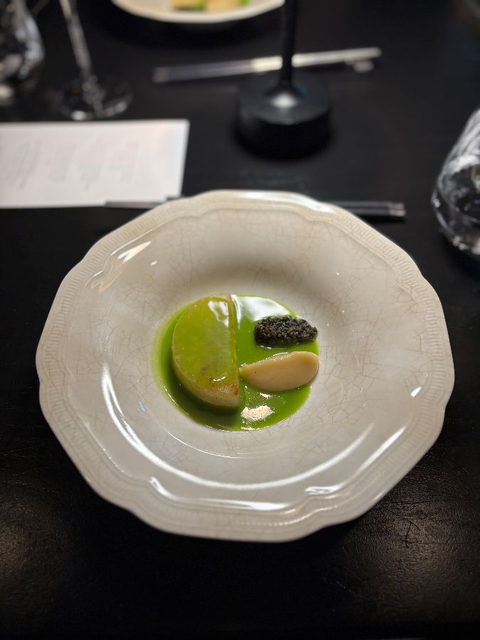 세련된 분위기의 레스토랑 내부