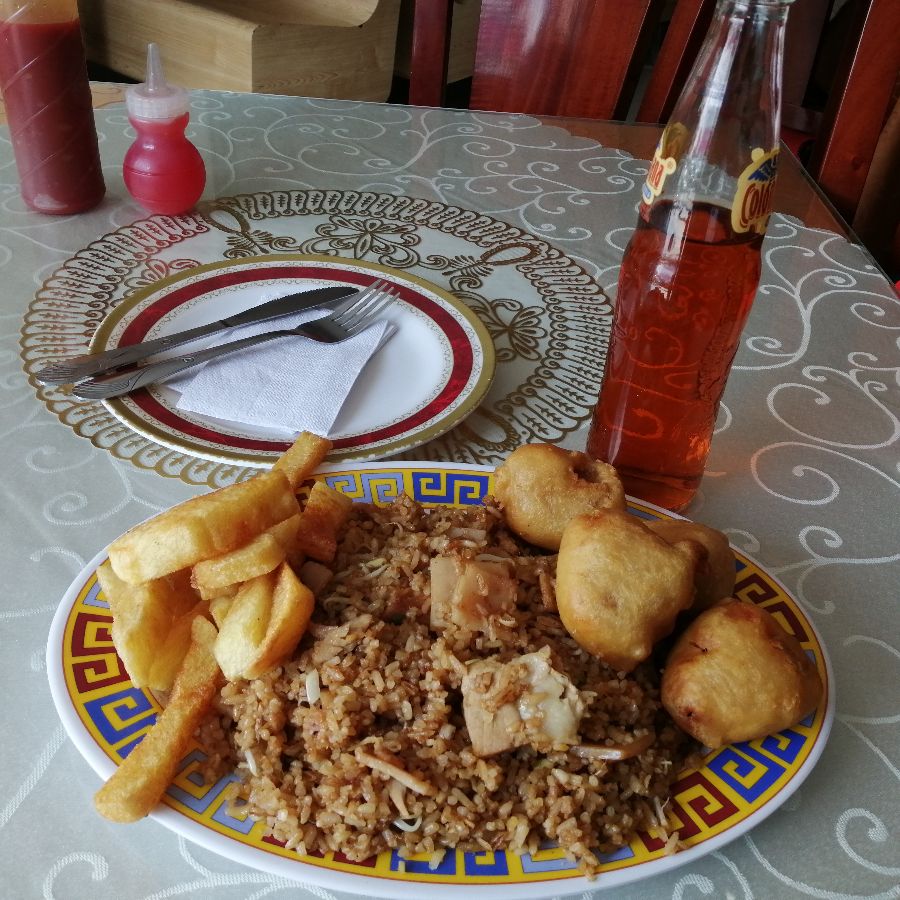 테이블 위에 놓인 새우볶음밥과 감자튀김, 콜라