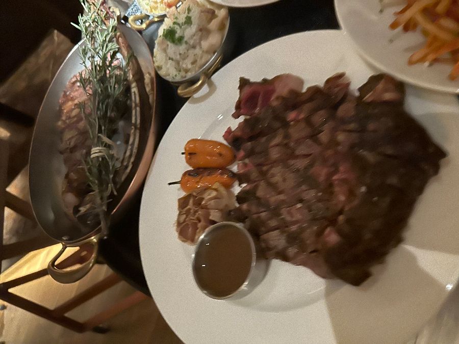 먹음직스러운 스테이크와 해산물 요리