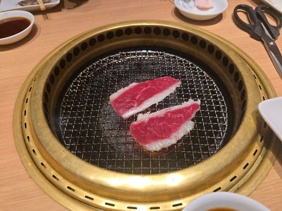 뜨거운 불판 위에서 구워지는 얇게 썰린 소고기