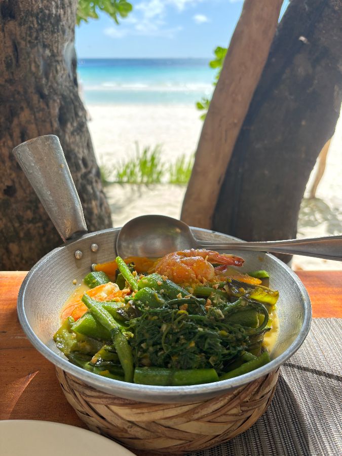 해변을 배경으로 놓인 해산물 요리