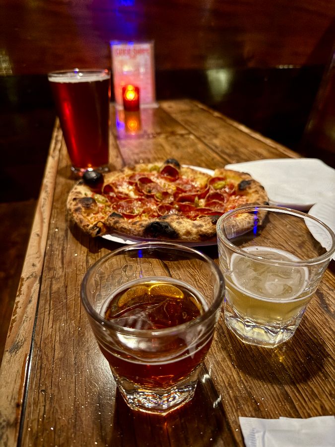 테이블 위에 놓인 피자와 맥주