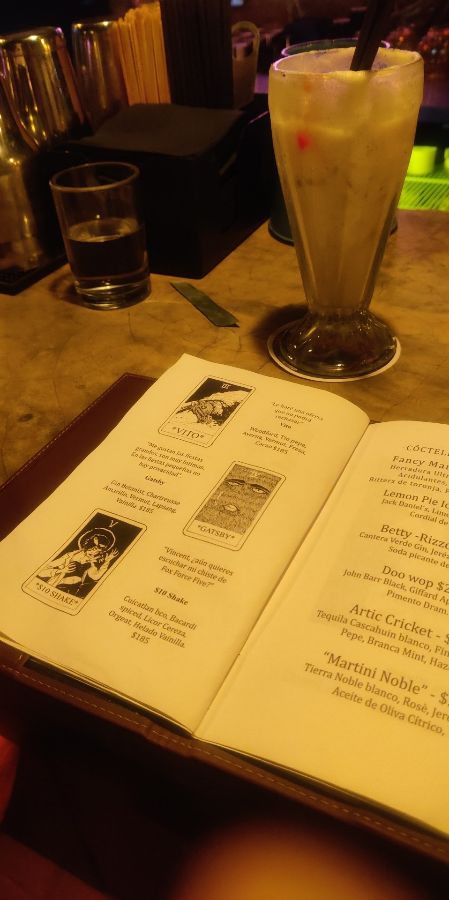 영화 테마 칵테일 메뉴와 칵테일 잔