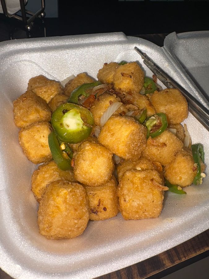 바삭하게 튀겨진 두부 요리에 할라피뇨와 파가 올려져 있다.