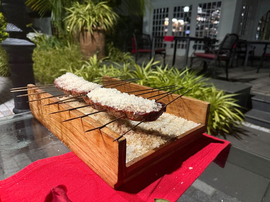 야외 테이블에 놓인 스테이크와 굵은 소금