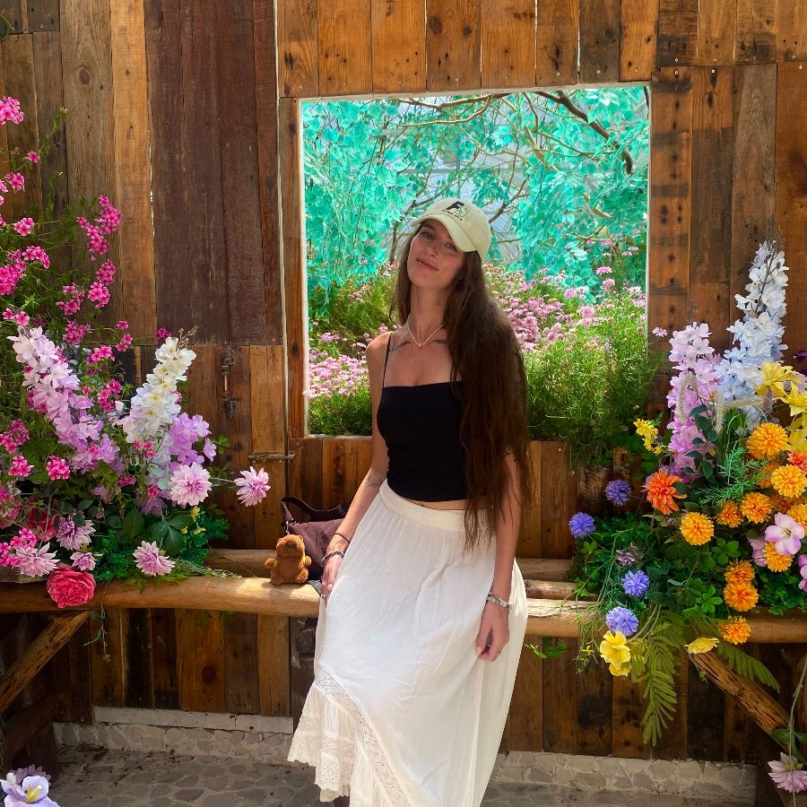 식당 내부의 아늑한 공간, 꽃 장식과 함께 휴식하는 방문객