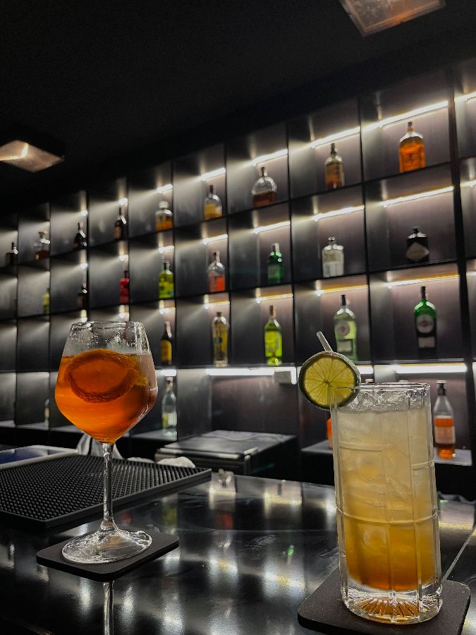 바 테이블 위에 놓인 두 잔의 칵테일