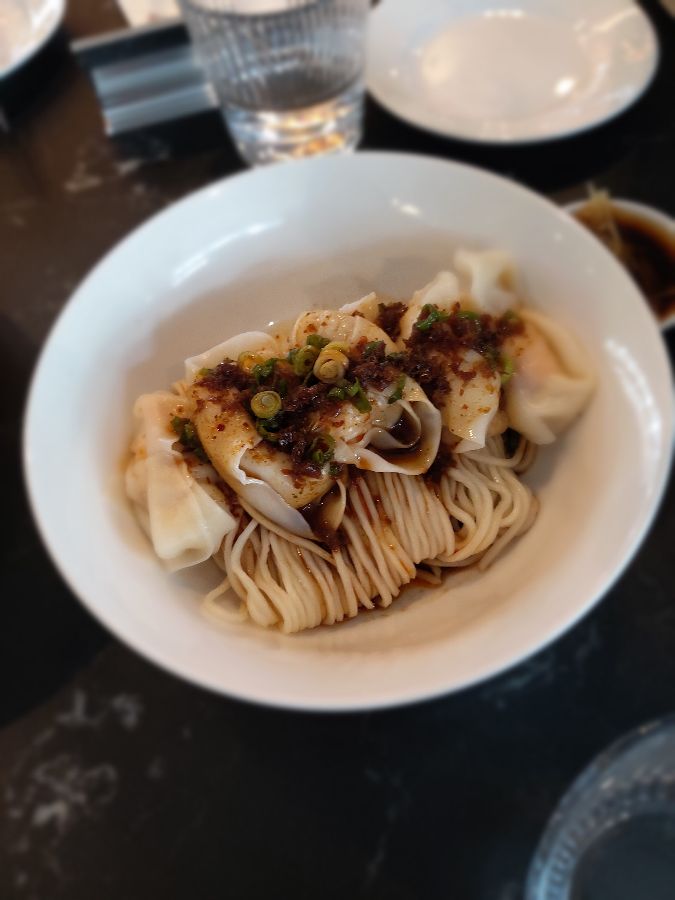 매콤한 소스가 곁들여진 완탕