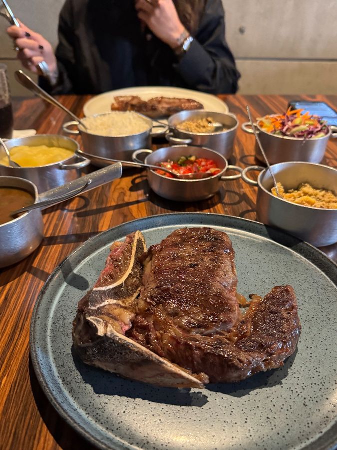 메인 요리와 다양한 사이드 메뉴