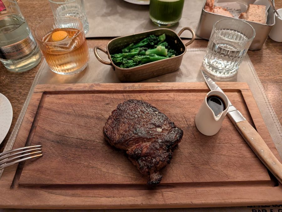 나무 도마 위에 놓인 완벽한 비주얼의 스테이크