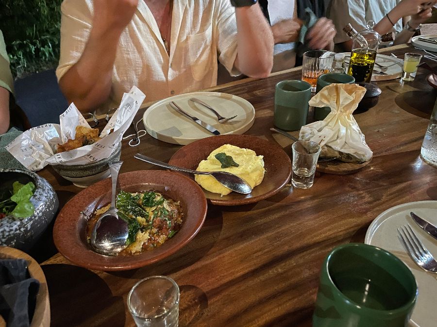 테이블 가득 차려진 음식