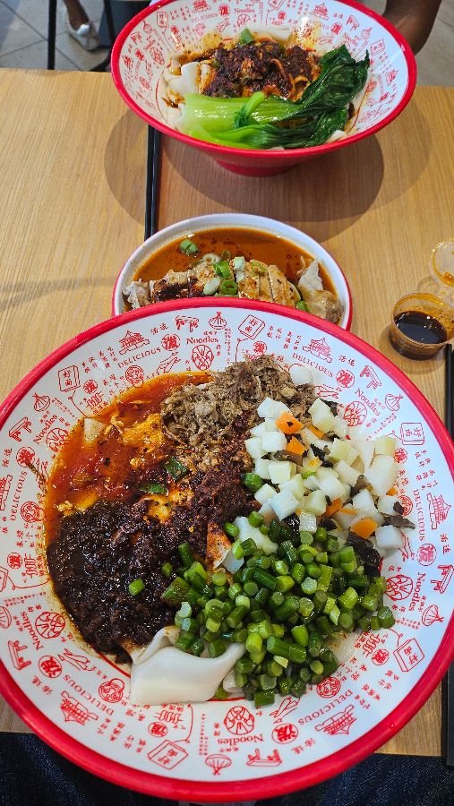 테이블 위에 놓인 다양한 메뉴