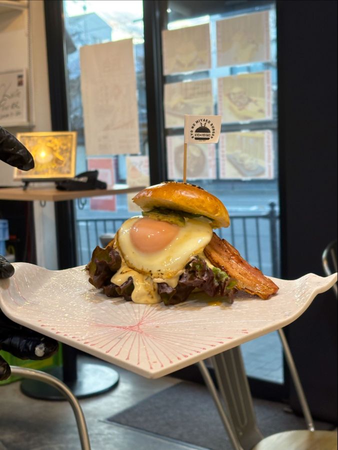 정성스럽게 만들어진 햄버거