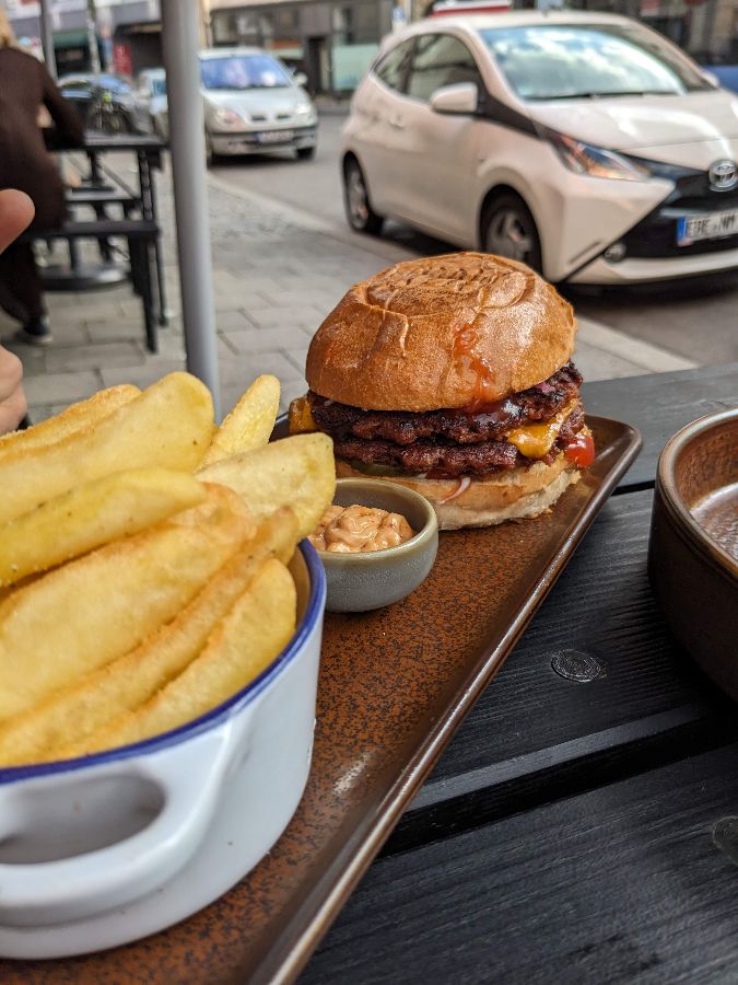 더블 스매쉬드 치즈 버거와 감자튀김