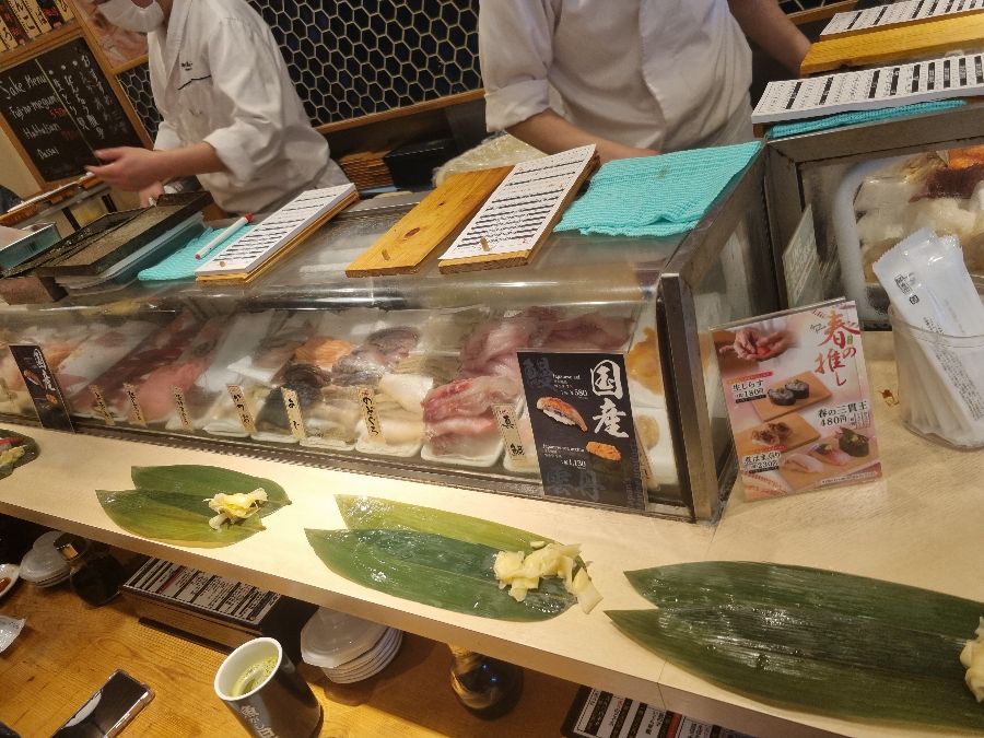 쇼케이스 안의 신선한 재료들