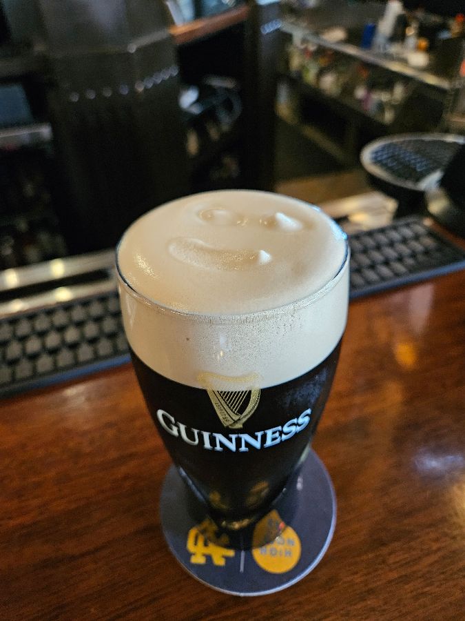 기네스 맥주를 즐기는 사람들