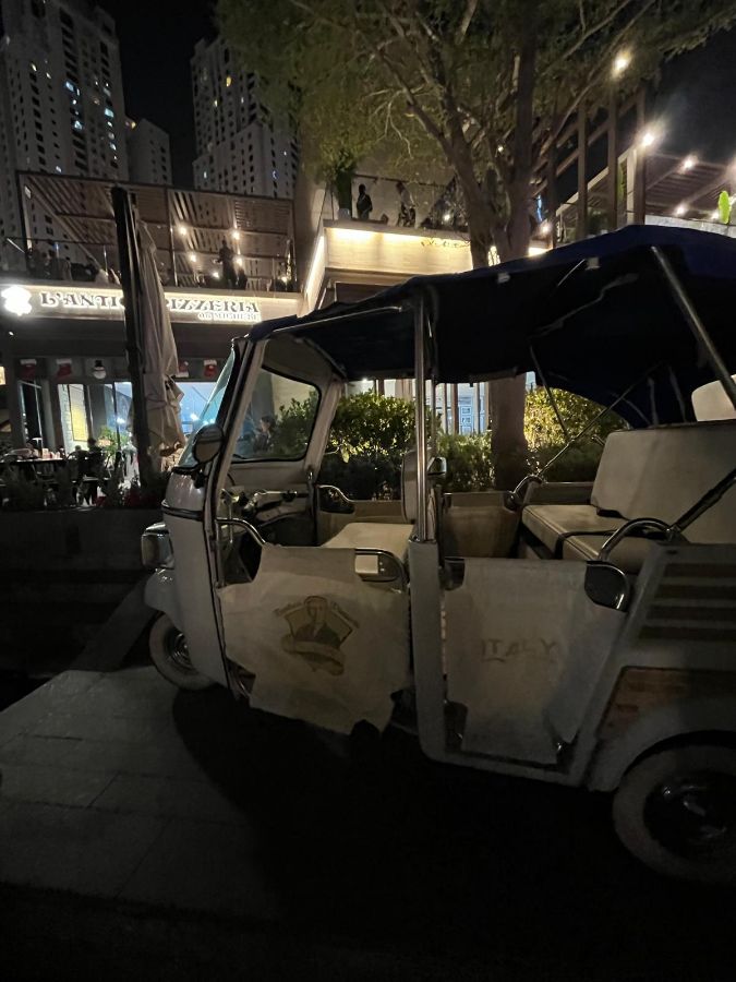 레스토랑 앞 이동 수단