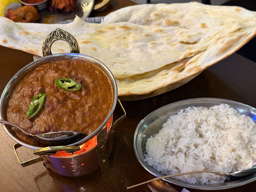 다양한 커리와 밥, 난