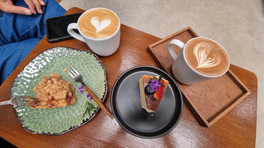 애플 크럼블과 음료