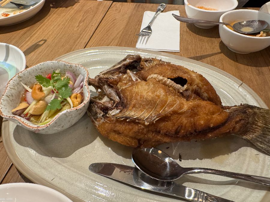 통째로 튀겨진 생선 요리