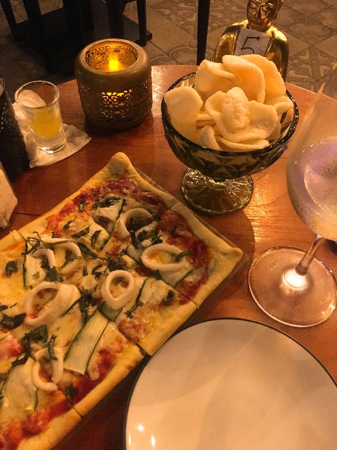 테이블 위에 놓인 피자와 스낵