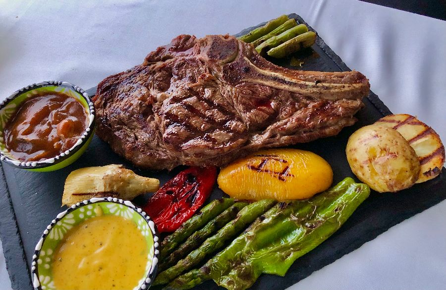 육즙 가득한 스테이크 요리